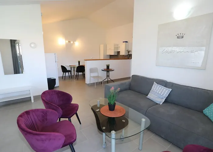 Apolo - Pool & Garden Retreat بولا