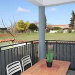 Apolo - Pool & Garden Retreat 公寓