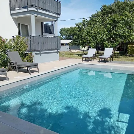 アパート Apolo - Pool & Garden Retreat *
