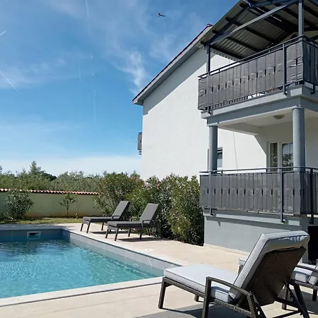 Apolo - Pool & Garden Retreat * プーラ