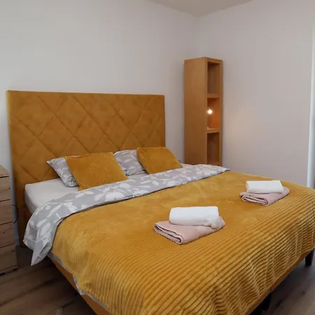 Apolo - Pool & Garden Retreat プーラ