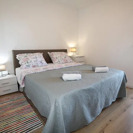 Apolo - Pool & Garden Retreat プーラ