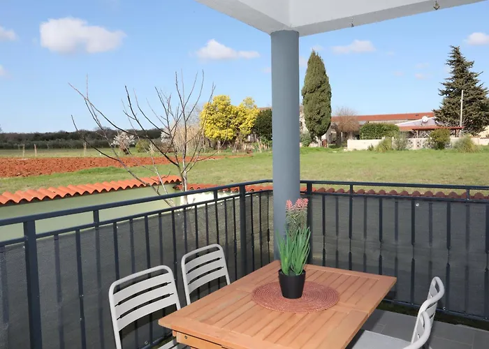 Apolo - Pool & Garden Retreat Daire