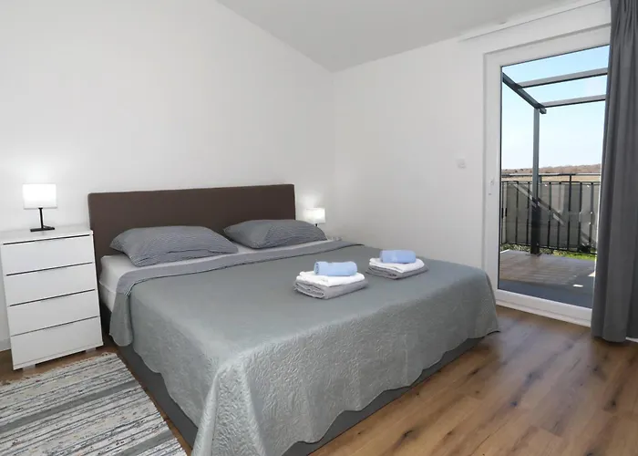 Daire Apolo - Pool & Garden Retreat