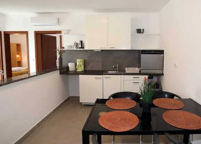 Apolo - Pool & Garden Retreat Pula