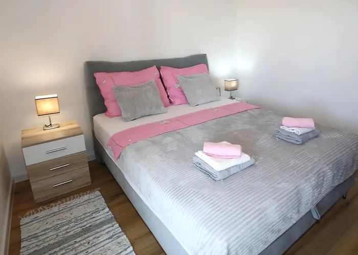 Daire Apolo - Pool & Garden Retreat *