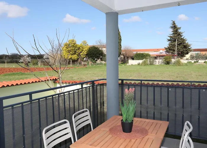 Apolo - Pool & Garden Retreat Lejlighed